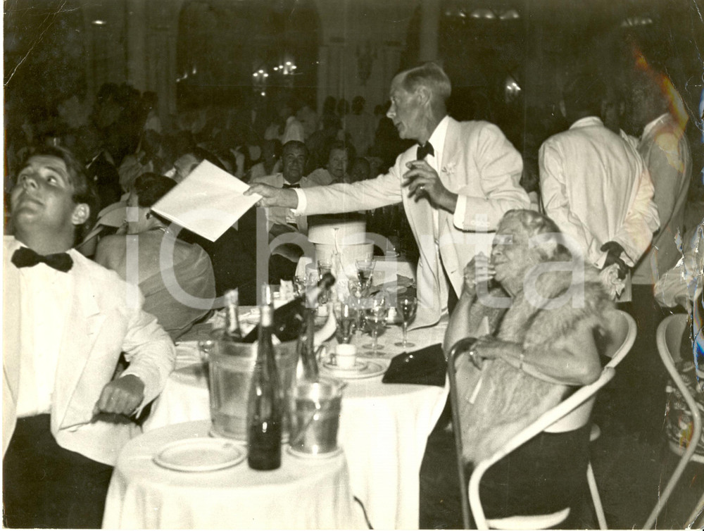 Fotografia d epoca originale 1955 ca UK? Duca di WINDSOR fuma il sigaro durante serata di gala Fotografia 1