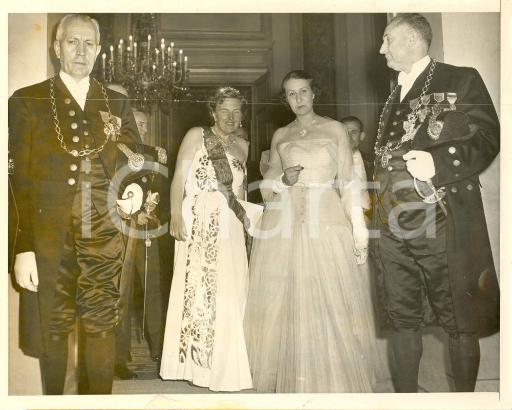 Fotografia d epoca originale 1950 PARIGI F Regina Giuliana OLANDA con Michelle AURIOL Foto DANNEGGIATA 1