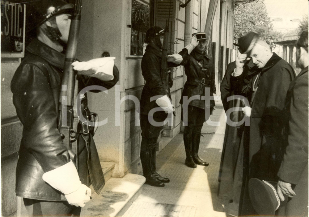 Fotografia d epoca originale 1940 ca VICHY F Cardinale Emmanuel SUHARD arriva all Hotel DU PARC Fotografia 1