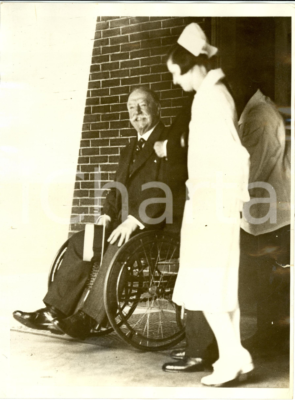 Fotografia d epoca originale 1930 ca WASHINGTON USA William Howard TAFT dimesso da ospedale carrozzella Foto 1