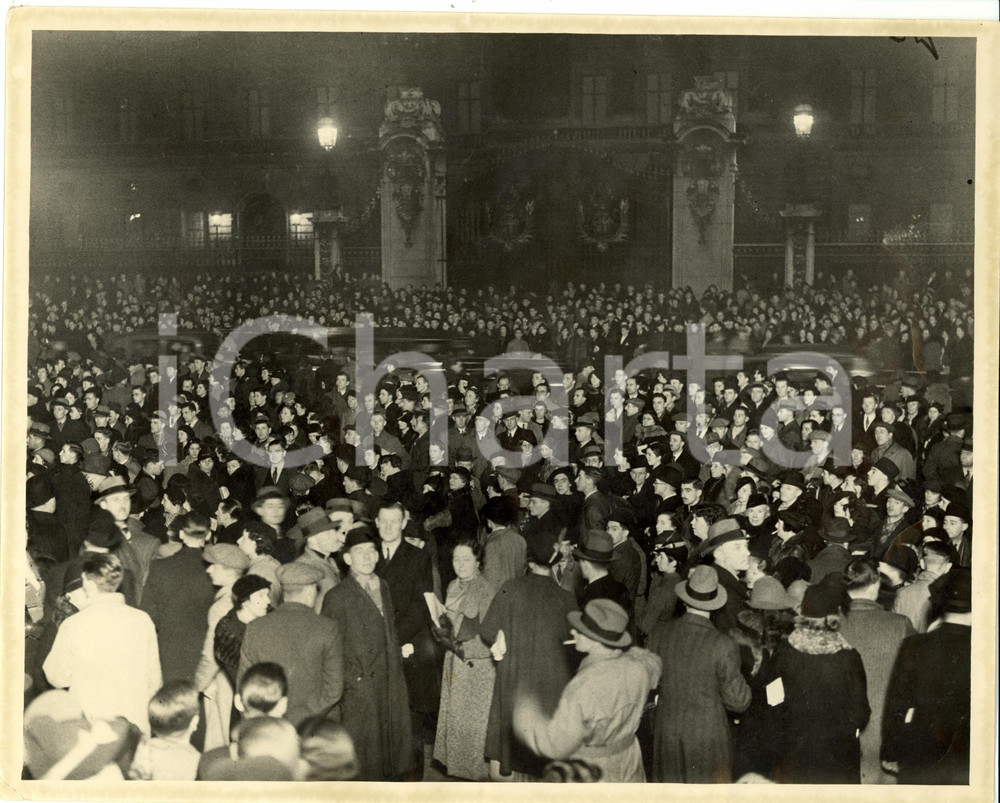 Fotografia d epoca originale 1936 LONDON UK Crowd outside BUCKINGHAM PALACE  Abdication Edward VIII Photo 1