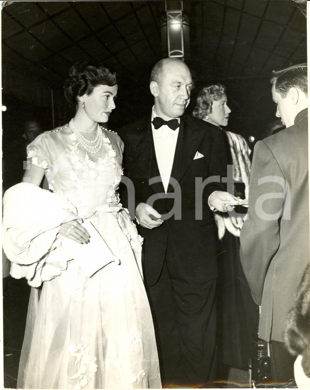 Fotografia d epoca originale 1950 ca HOLLYWOOD USA Gene TIERNEY e Otto PREMINGER at a premiere Photograph 1