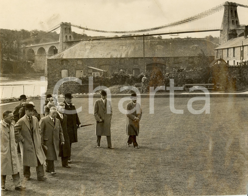Fotografia d epoca originale 1934 ISLE OF ANGLESEY Prince of WALES visiting village with MENAI Bridge Photo 1