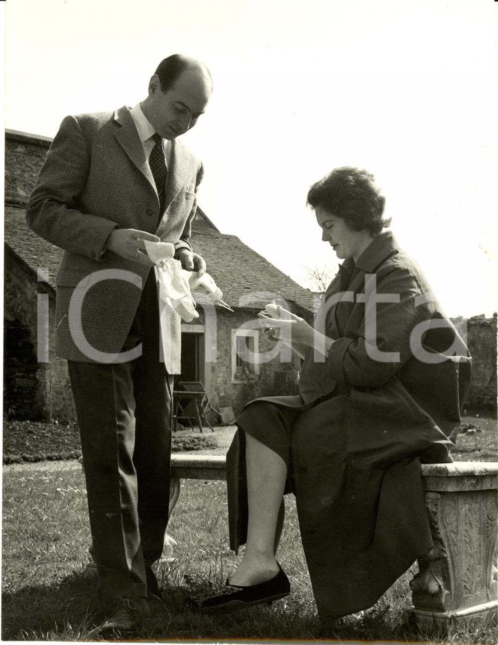 Fotografia d epoca originale 1925 ca LONDRA? UK Principe Paolo JUGOSLAVIA e Olga mostrano corredino Foto 1