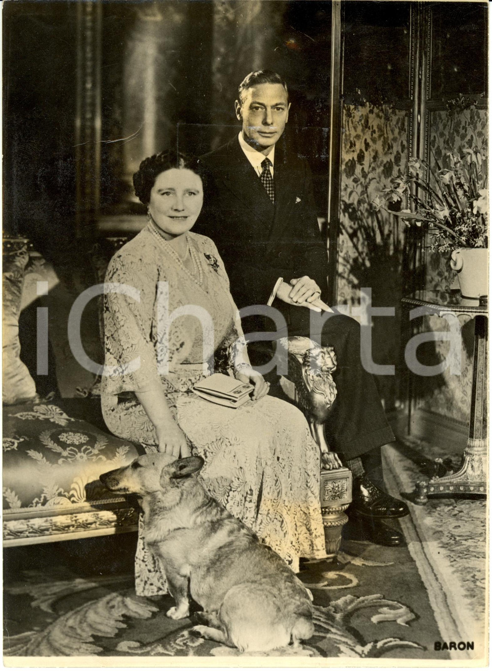 Fotografia d epoca originale 1948 LONDON UK Queen Elizabeth King George VI dog CRACKERS Silver WEDDING Photo 1