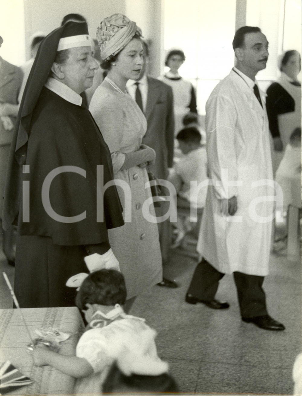 Fotografia d epoca originale 1961 ROMA Regina Elisabetta II REGNO UNITO all Istituto CROCE ROSSA Fotografia 1