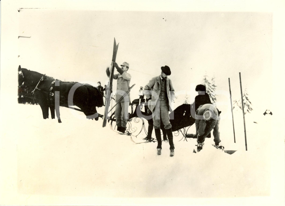 Fotografia d epoca originale 1925 ca SVEZIA? Re Gustavo V e figlio Gustavo Adolfo sugli sci con slitta Foto 1