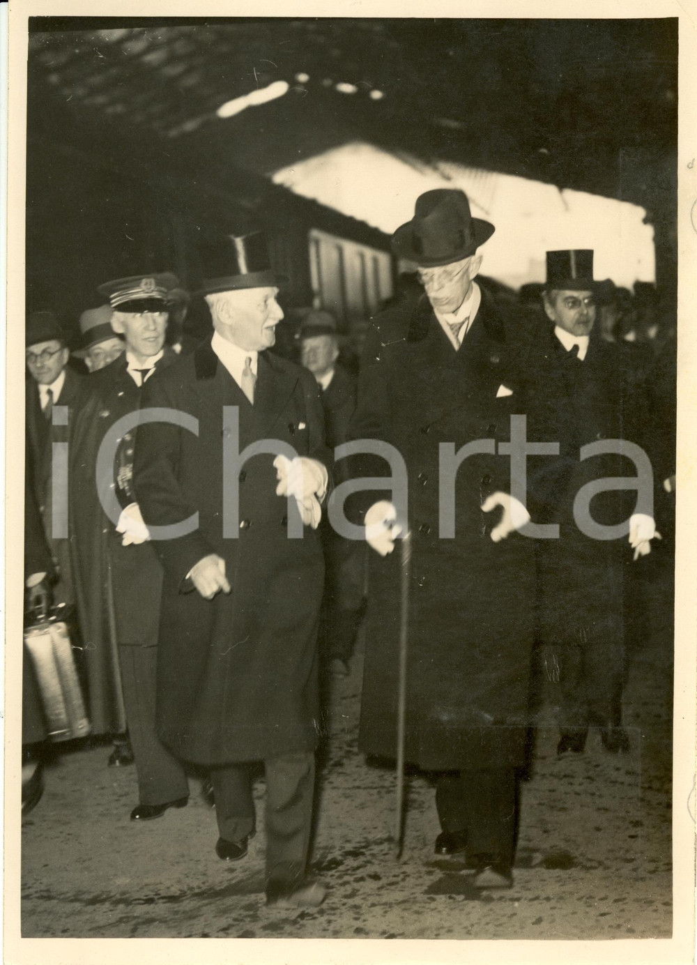 Fotografia d epoca originale 1937 PARIS F Gustave V de SUEDE et BECQ de FOUQUIERE Ã  la gare du Nord Photo 1
