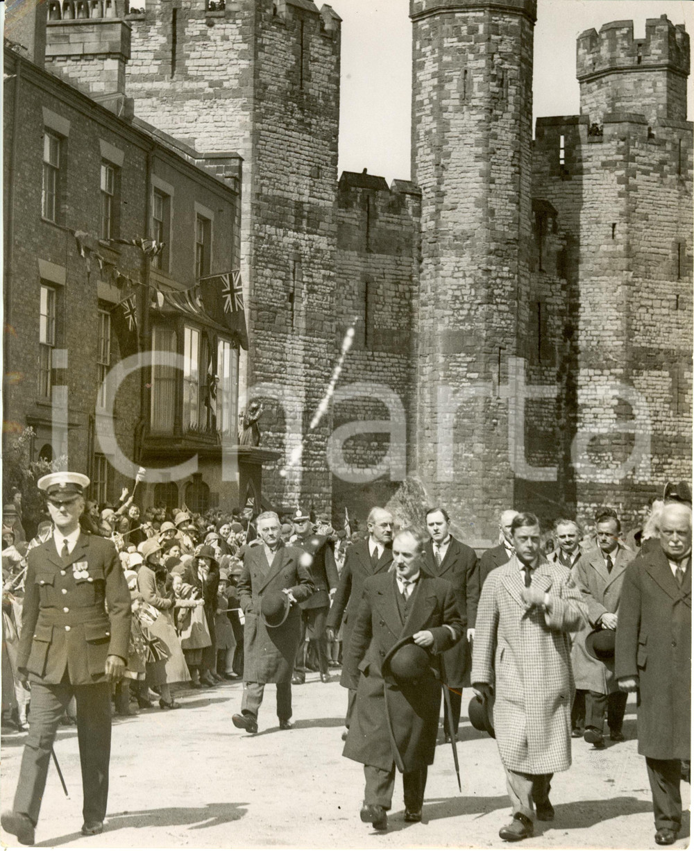 Fotografia d epoca originale 1934 CAERNARFON UK Prince of WALES after visiting the castle Photograph 1