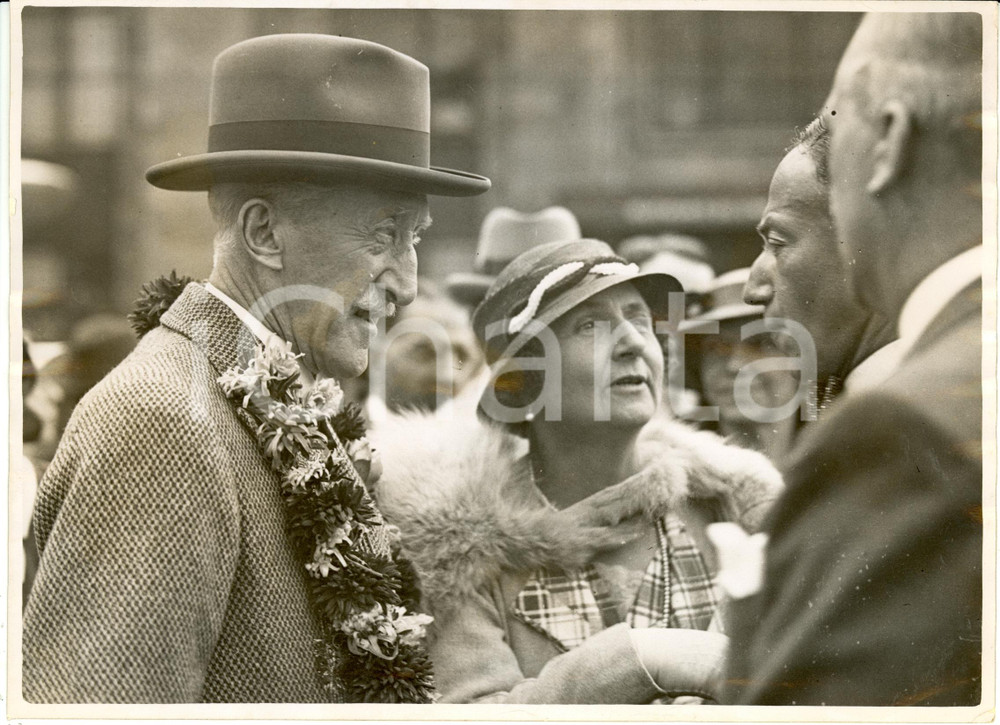 Fotografia d epoca originale 1934 LONDON UK CROYDON Airport Lord and Lady WILLINGTON for INDIA Photograph 1