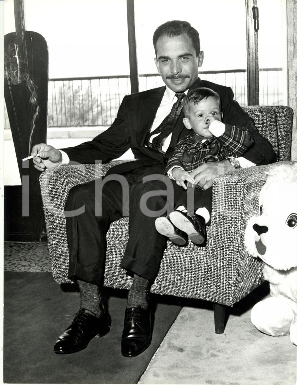 Fotografia d epoca originale 1965 ca GIORDANIA? Re Hussein ritratto con il figlio Abdullah Fotografia 1