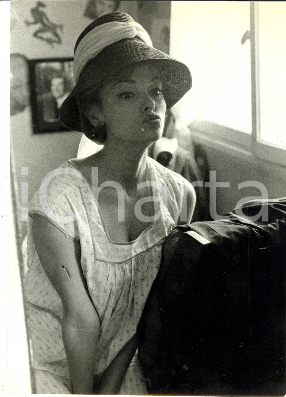 Fotografia d epoca originale 1960 ca FRANCIA Pascale PETIT posa con cappello di paglia Fotografia 1