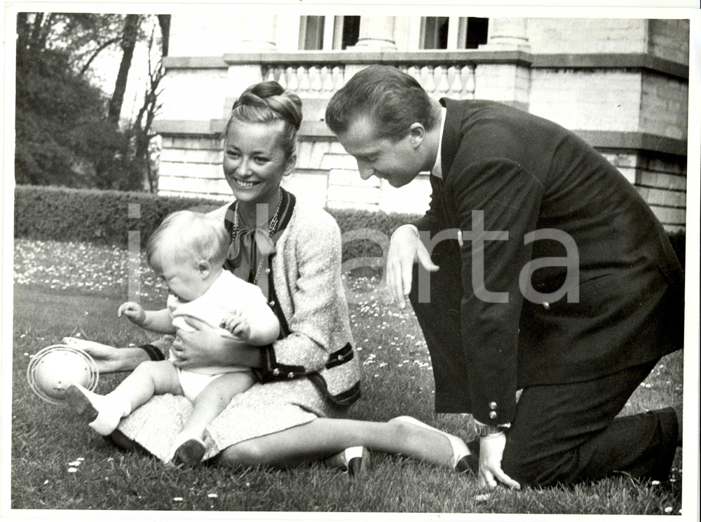 Fotografia d epoca originale 1960 ca BRUXELLES B Principi Alberto e Paola giocano con figlio Filippo Foto 1