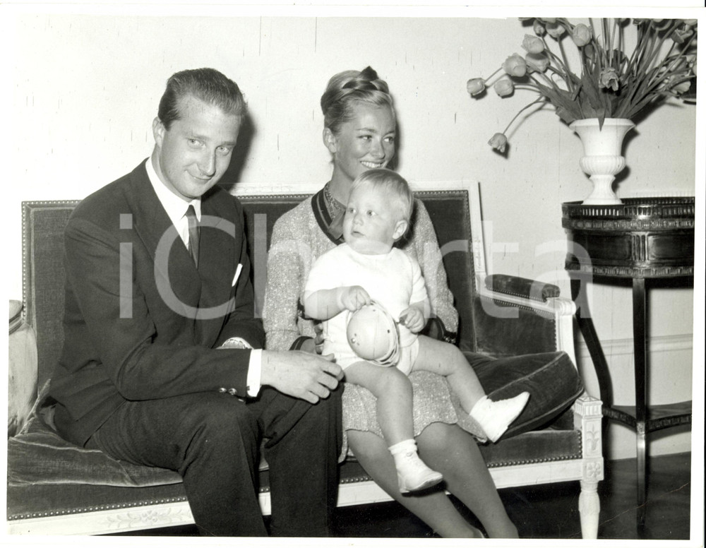 Fotografia d epoca originale 1960 ca BRUXELLES B Principi Alberto e Paola presentano figlio Filippo Foto 1