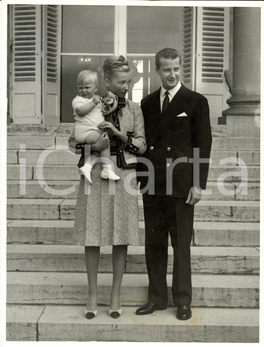 Fotografia d epoca originale 1960 ca BRUXELLES B Principi Alberto Paola posano con primogenito Filippo Foto 1
