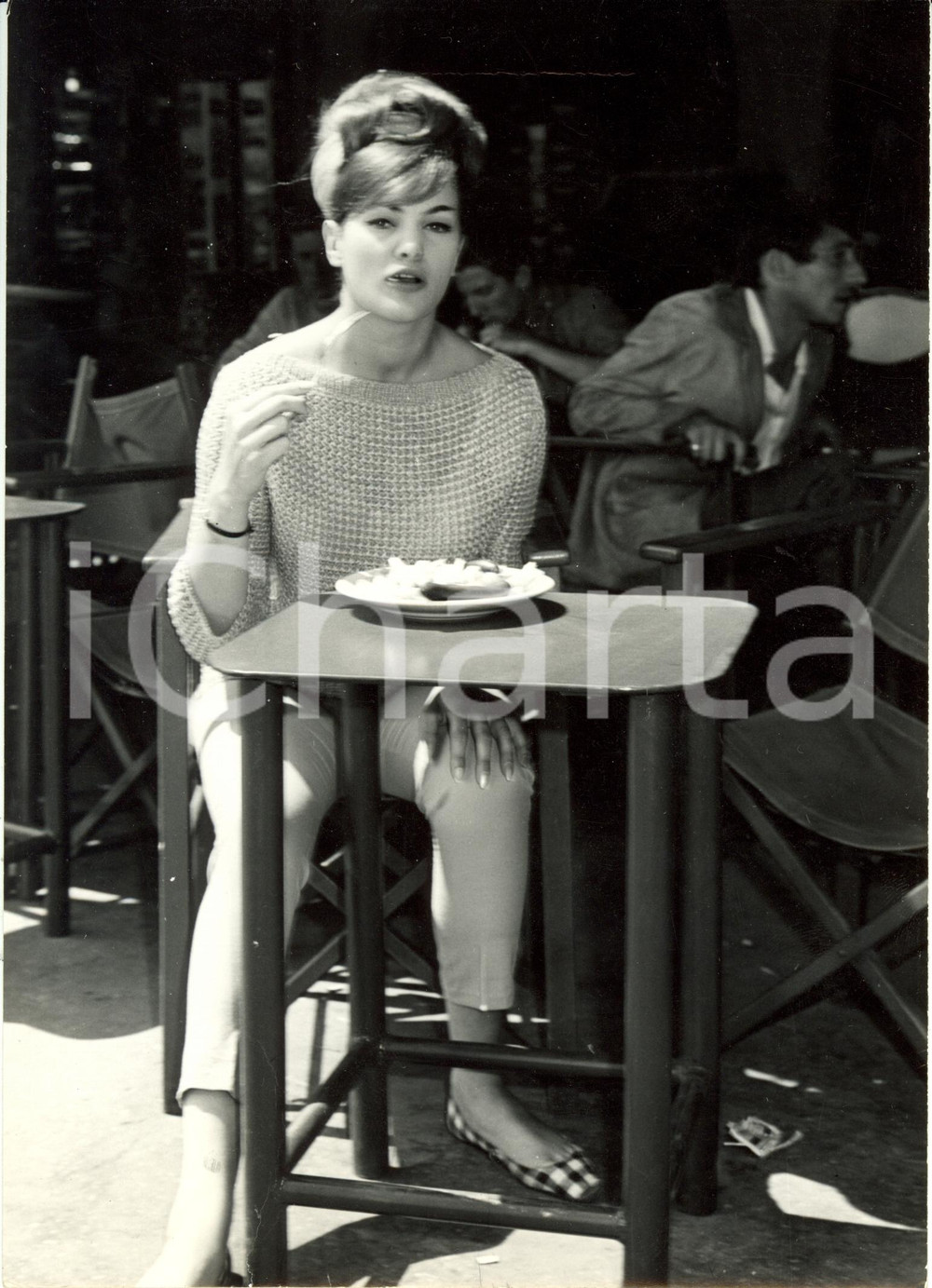 Fotografia d epoca originale 1960 ca PARIGI F Sylvia CORRENTE mangia wÃ¼rstel e patatine fritte Fotografia 1