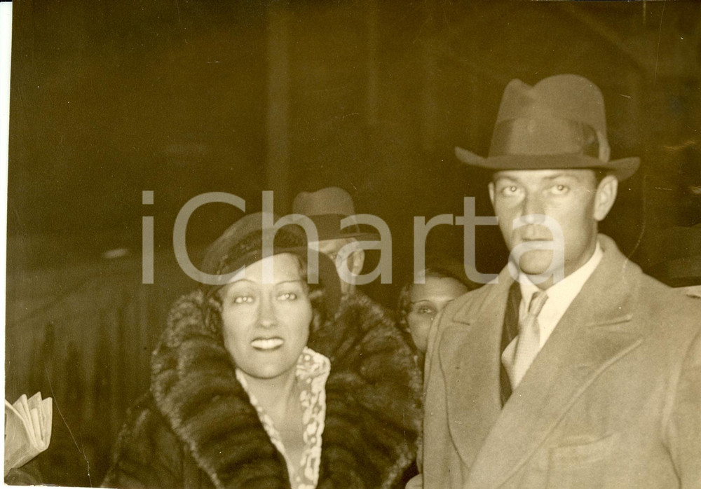 Fotografia d epoca originale 1930 ca LONDON UK Gloria SWANSON Michael FARMER husband at station Photograph 1