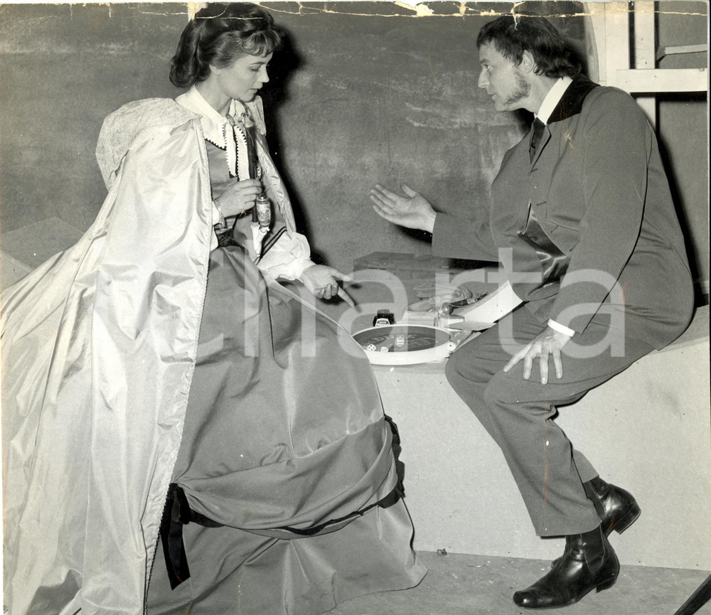 Fotografia d epoca originale 1950 ca FRANCIA Liselotte PULVER spettacolo teatrale Foto di scena DANNEGGIATA 1