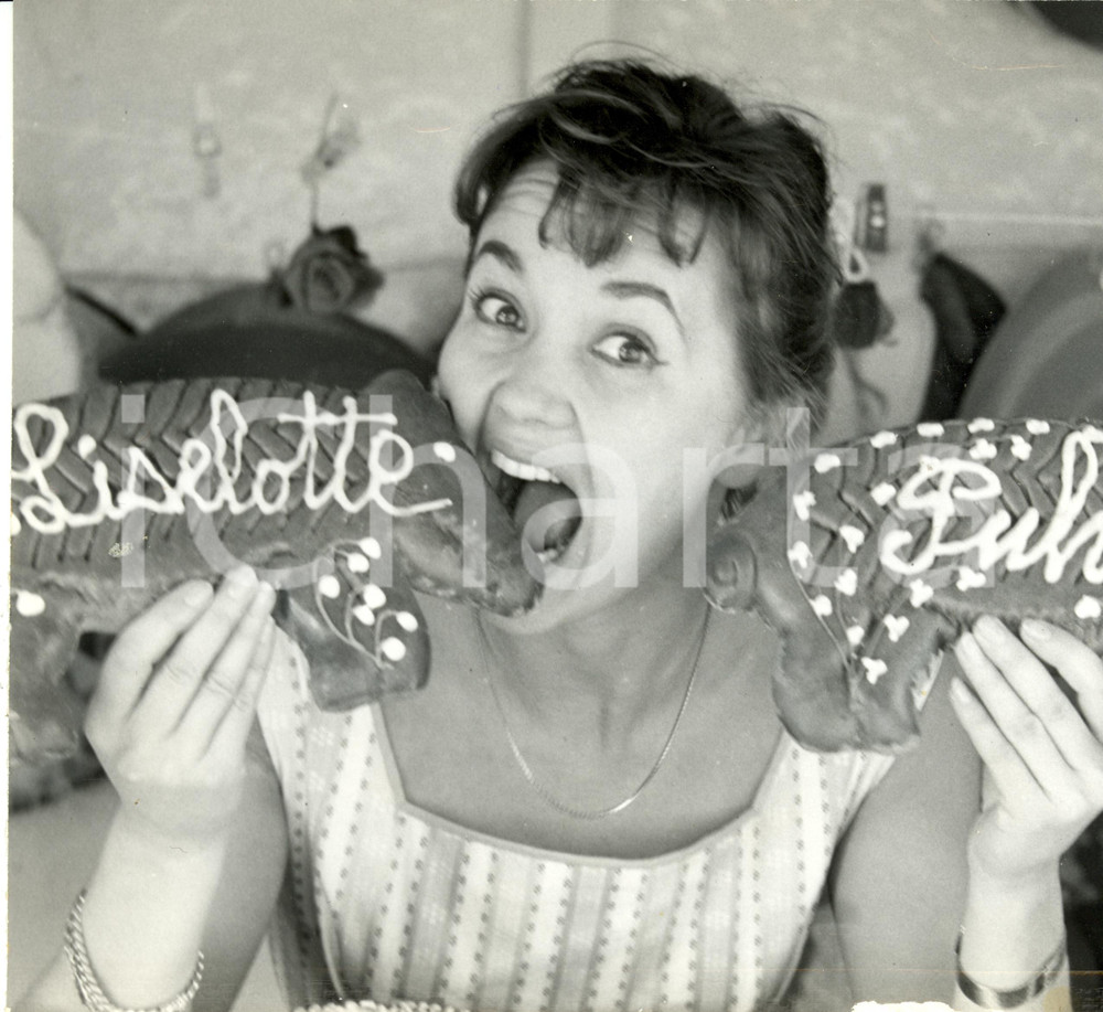 Fotografia d epoca originale 1950 ca PARIGI F? Liselotte PULVER scherza con biscotti che mostrano suo nome 1