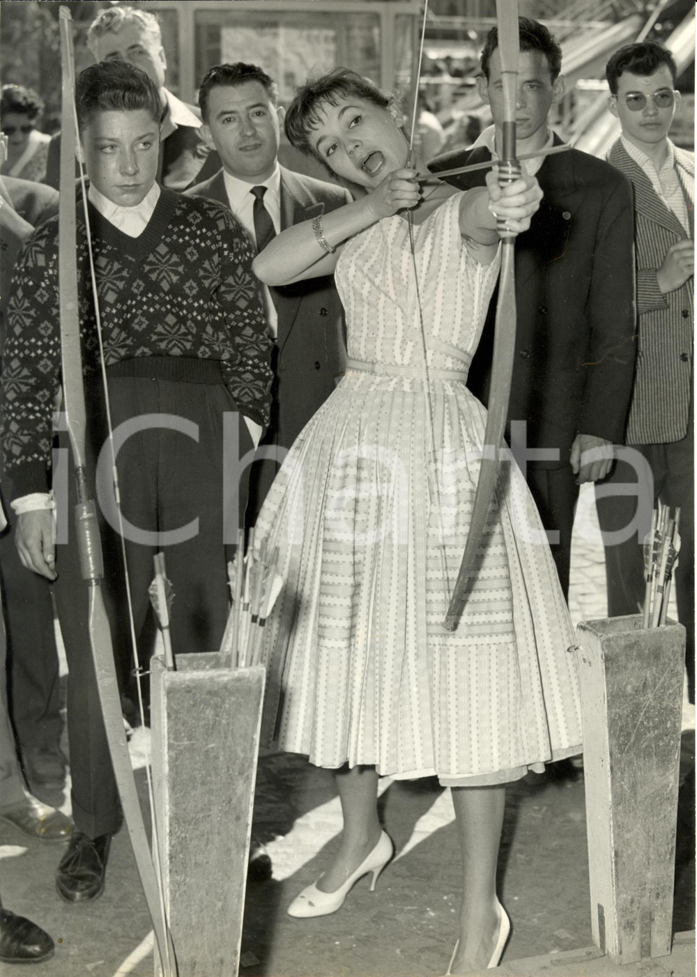 Fotografia d epoca originale 1950 ca PARIGI F Liselotte PULVER dimostrazione tiro con l arco Foto 19x26 cm 1