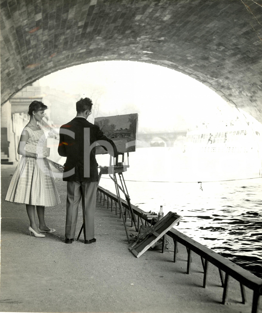Fotografia d epoca originale 1950 ca PARIGI F Liselotte PULVER ammira pittore lungo SENNA Foto 22x26 cm 1
