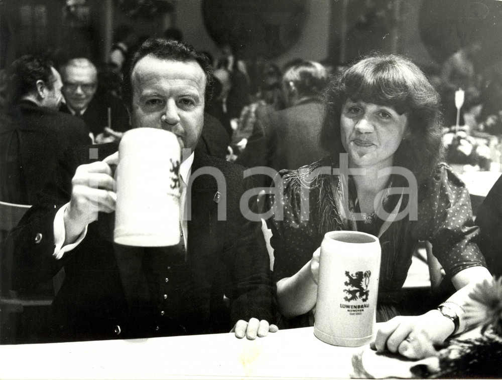 Fotografia d epoca originale 1981 MONACO D Gerold TANDLER e la moglie con boccali birra LOWENBRAU Foto 1