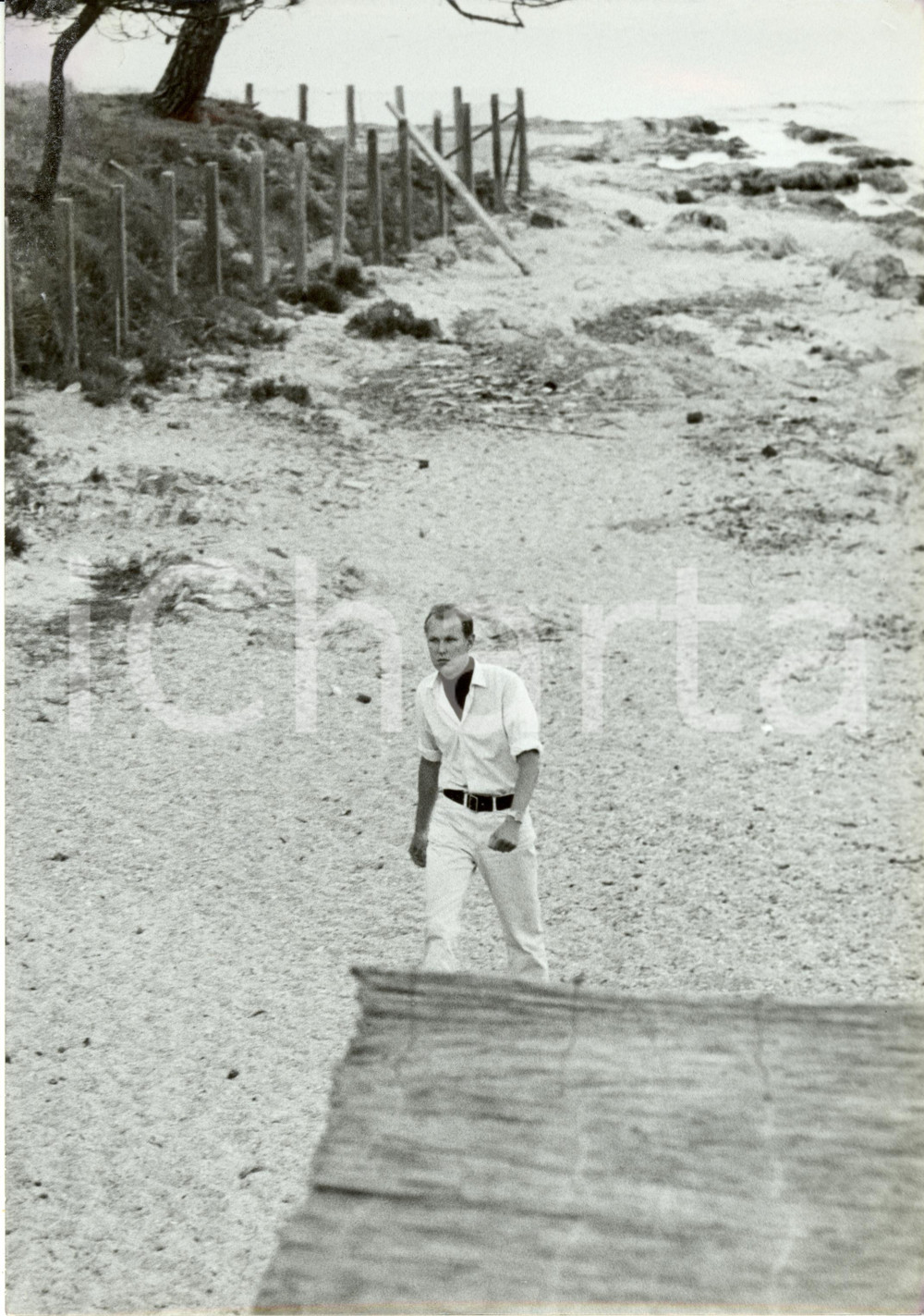 Fotografia d epoca originale 1960 ca SAINTTROPEZ F Vittorio Emanuele di SAVOIA cammina sulla spiaggia Foto 1