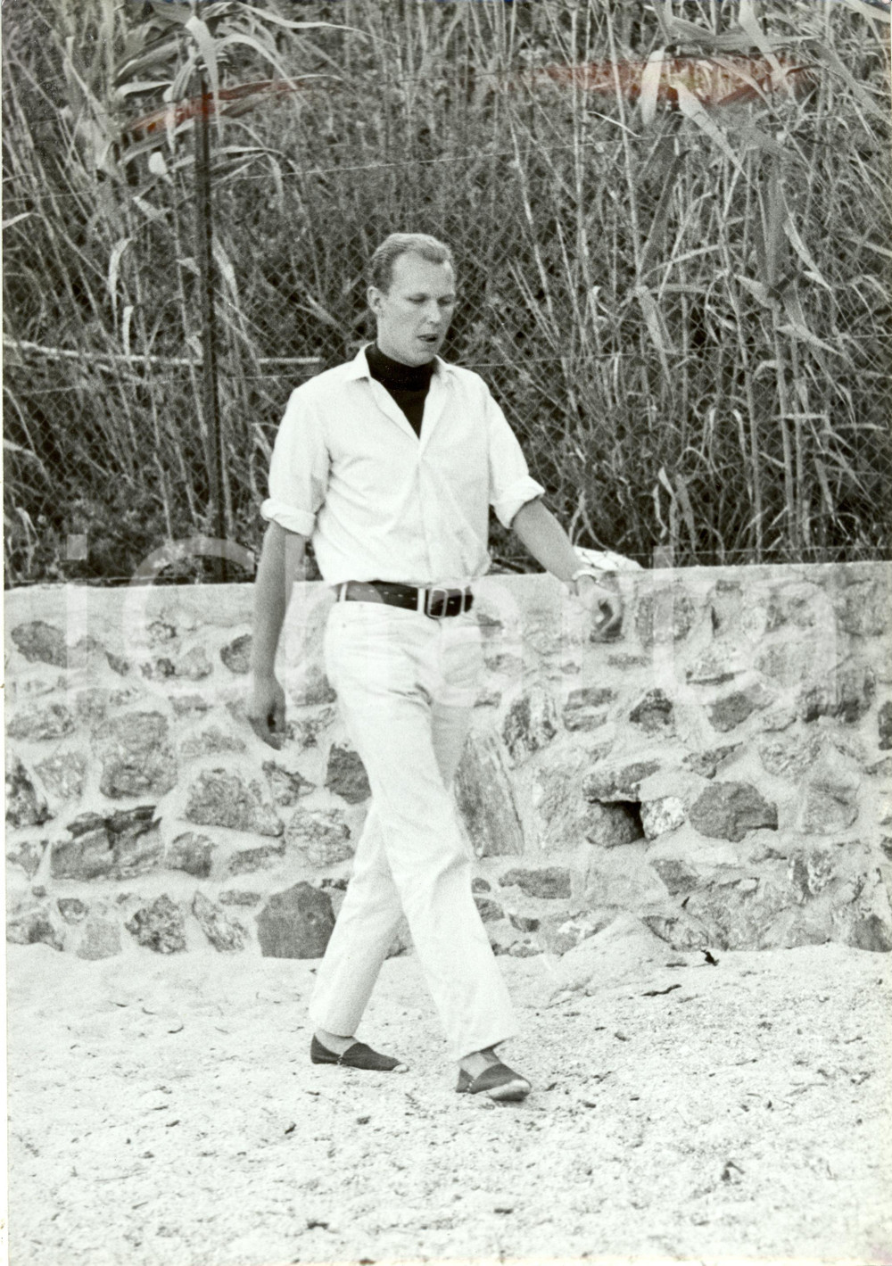 Fotografia d epoca originale 1960 ca SAINTTROPEZ F Vittorio Emanuele SAVOIA passeggia sulla spiaggia Foto 1