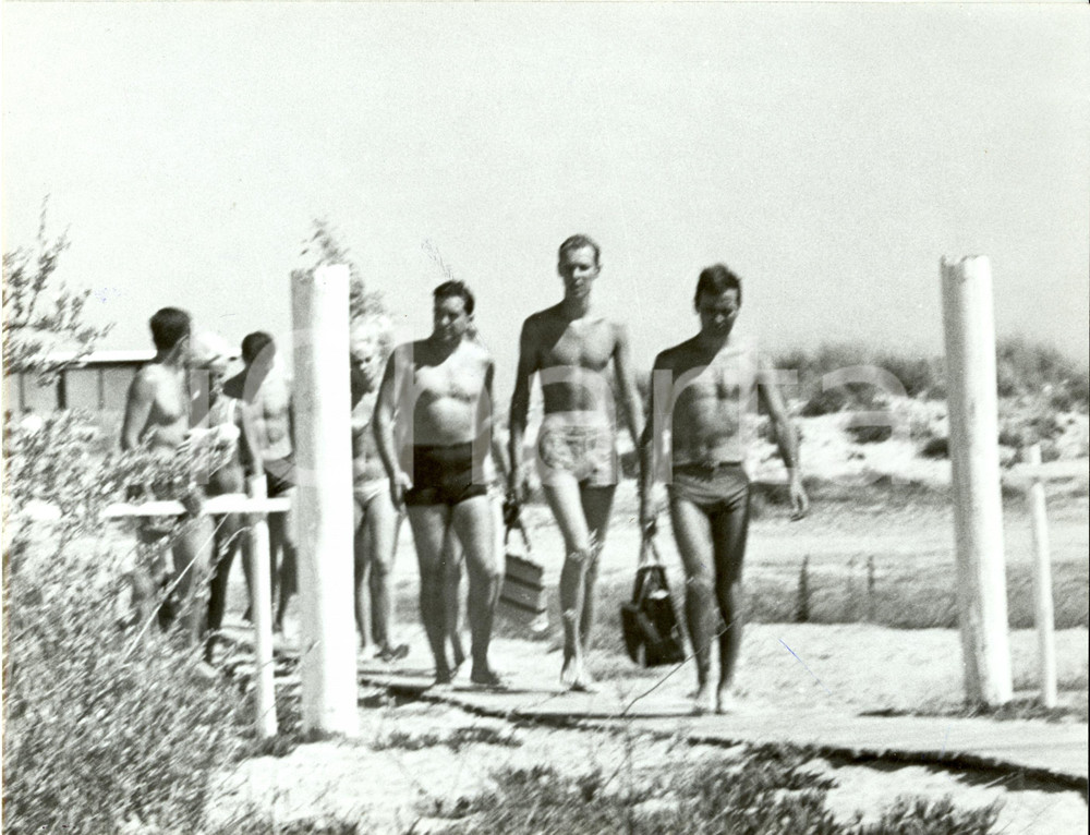 Fotografia d epoca originale 1960 ca SAINTTROPEZ Vittorio Emanuele di SAVOIA in vacanza con amici Foto 1 1