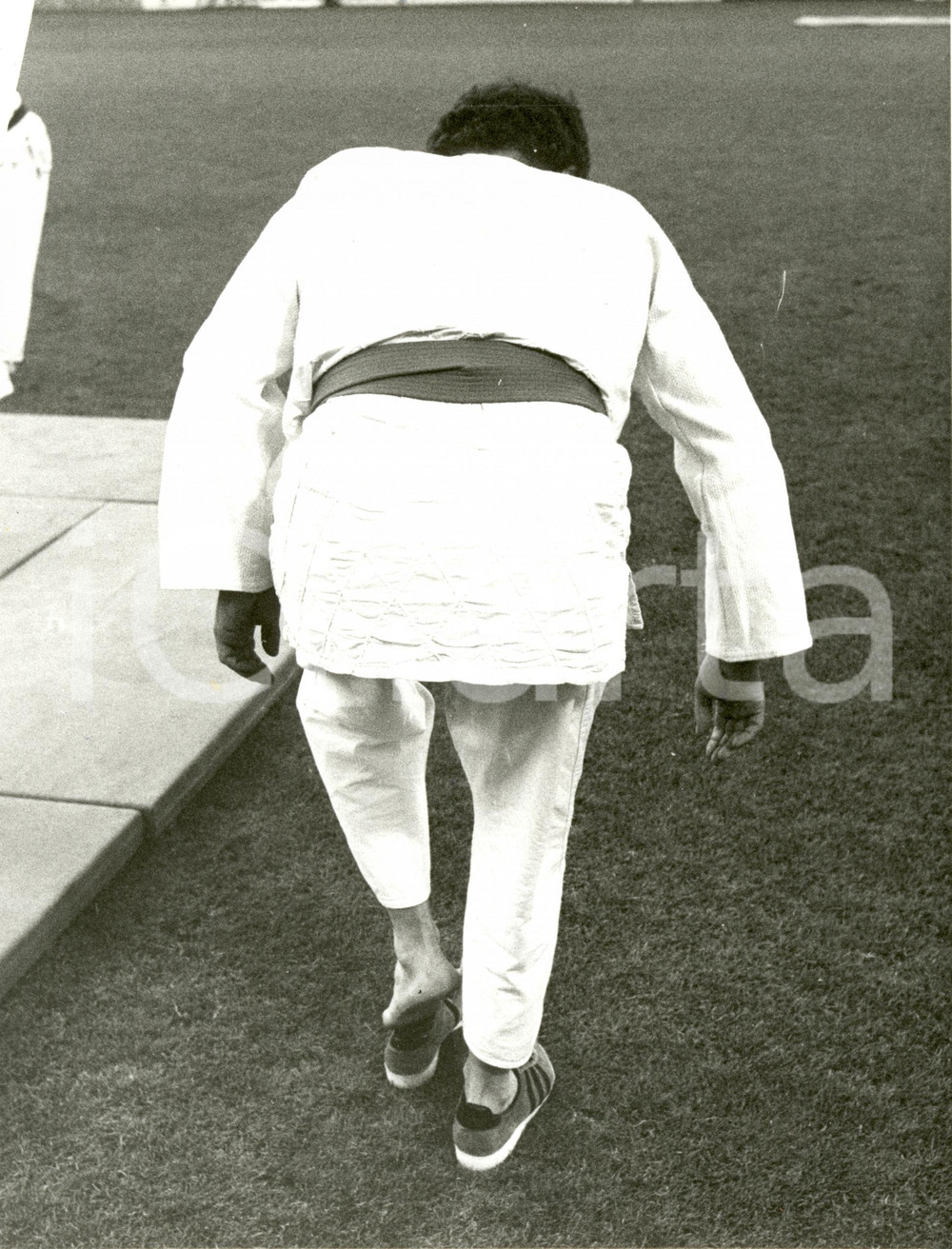 Fotografia d epoca originale 1981 MONACO D Gerold TANDLER Ministro si prepara per dimostrazione JUDO Foto 1
