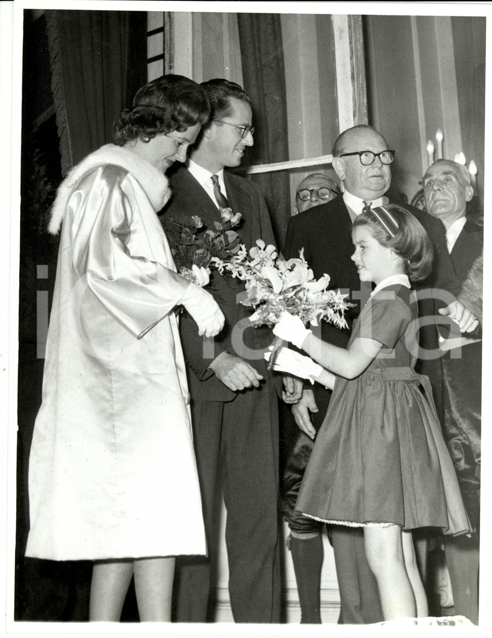 Fotografia d epoca originale 1960 ca BELGIO Regina Fabiola riceve omaggio floreale da una bambina Fotografia 1