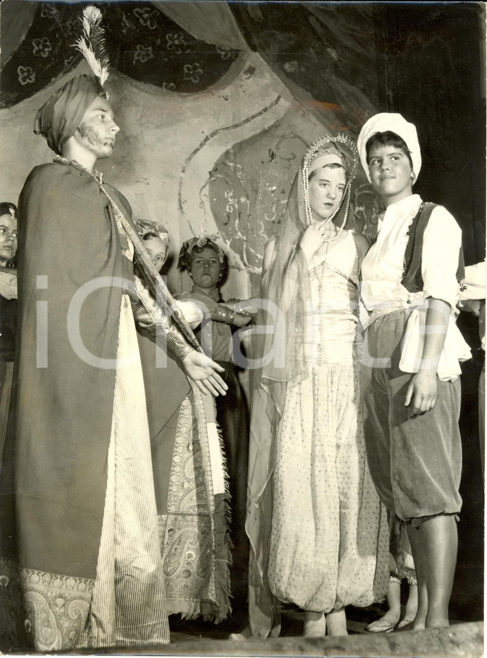 Fotografia d epoca originale 1955 ca DANIMARCA Principessa Margherita recita scolastica ALADDIN  Fotografia 1