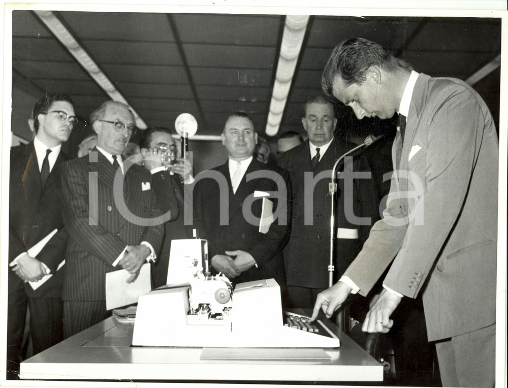 Fotografia d epoca originale 1955 ca BELGIO Principe Alberto prova nuovo modello macchina da scrivere Foto 1