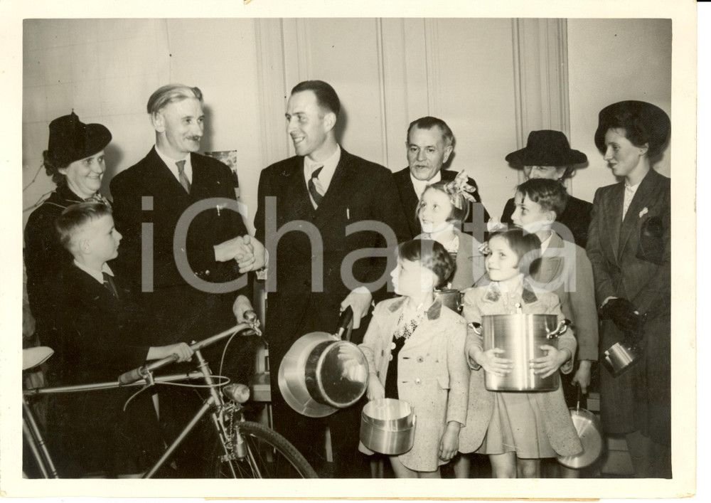 Fotografia d epoca originale 1942 PARIGI F Ritorno alla terra  Festa per parigini tornati in campagna Foto 1