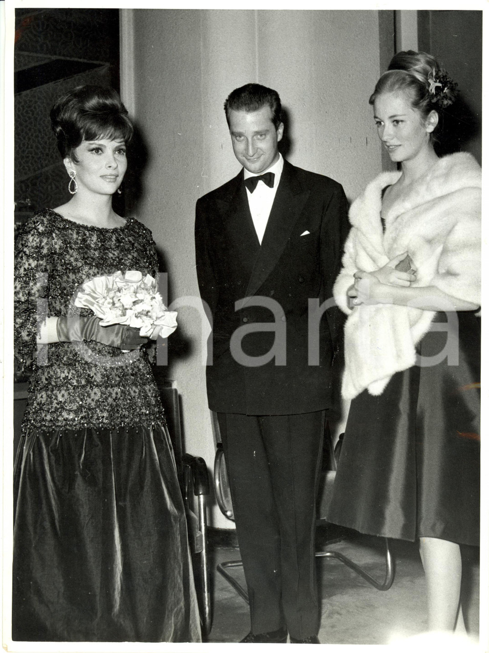 Fotografia d epoca originale 1961 BRUXELLES Belgio Principi Alberto e Paola con Gina LOLLOBRIGIDA Foto 1