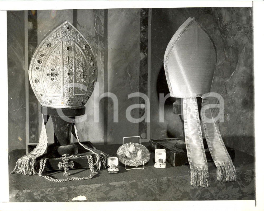 Fotografia d epoca originale 1946 CITTA  DEL VATICANO Mitre e gioielli del Papa concistoro Foto DANNEGGIATA 1