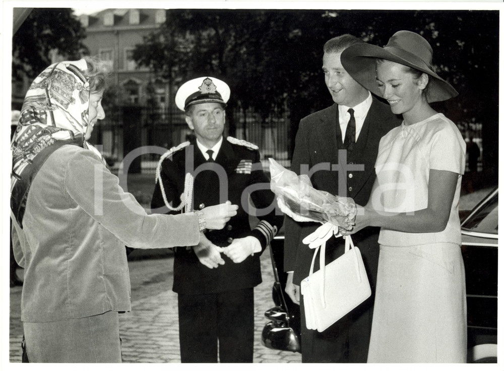 Fotografia d epoca originale 1960 ca BELGIO Principessa Paola riceve dono floreale da ammiratrice Fotografia 1