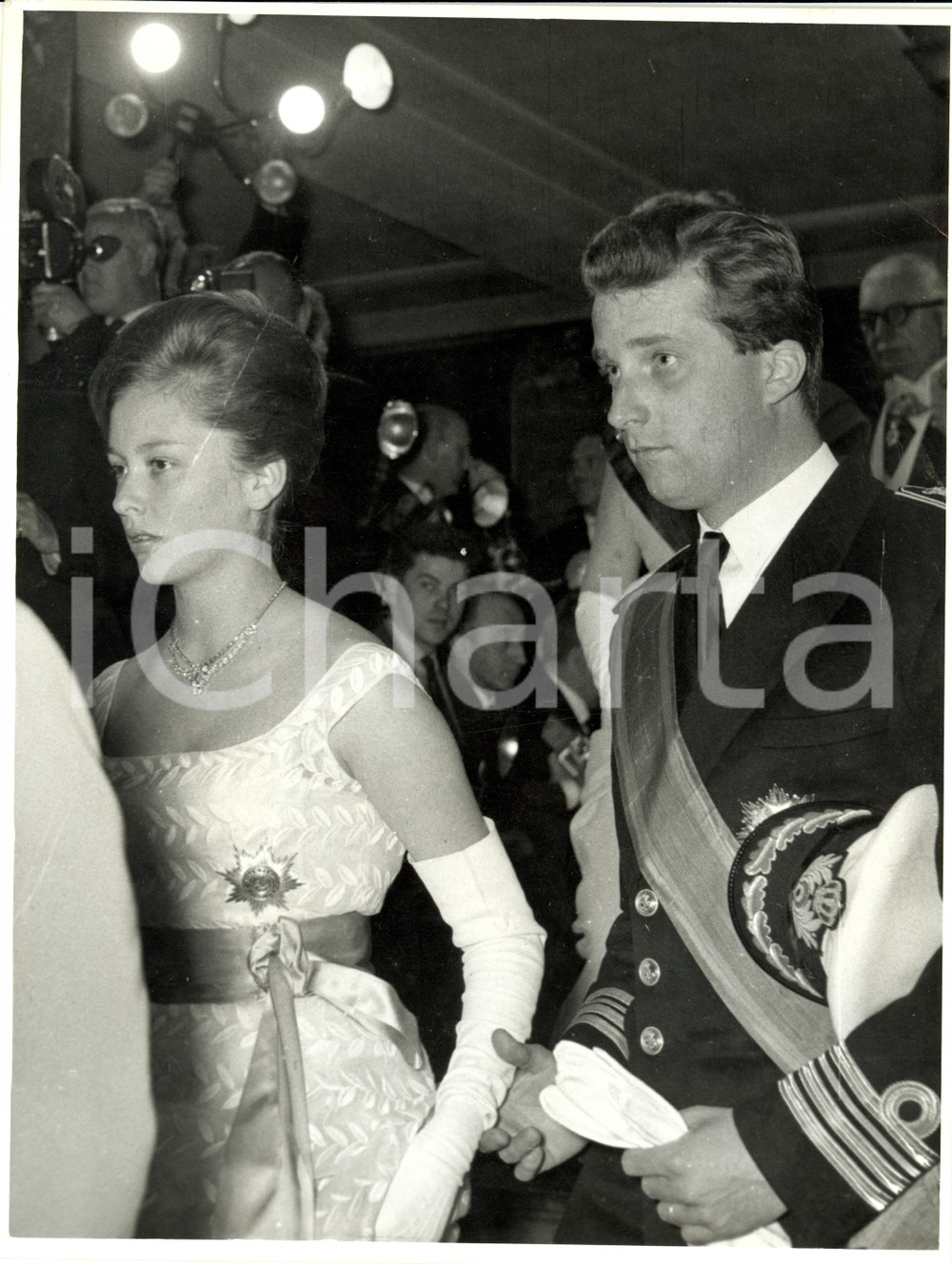 Fotografia d epoca originale 1955 ca BELGIO Giovane principe Alberto in divisa militare ad un ballo Foto 1
