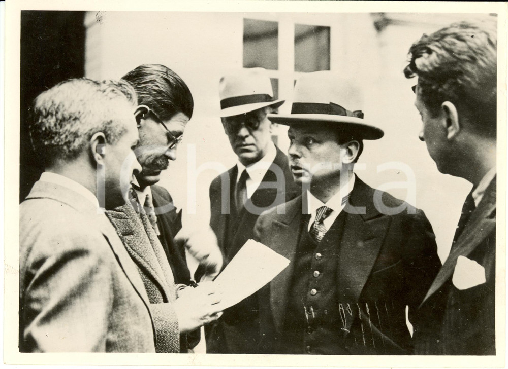 Fotografia d epoca originale 1936 BELGIO Arthur WAUTHERS parla con giornalisti su crisi del governo Foto 1