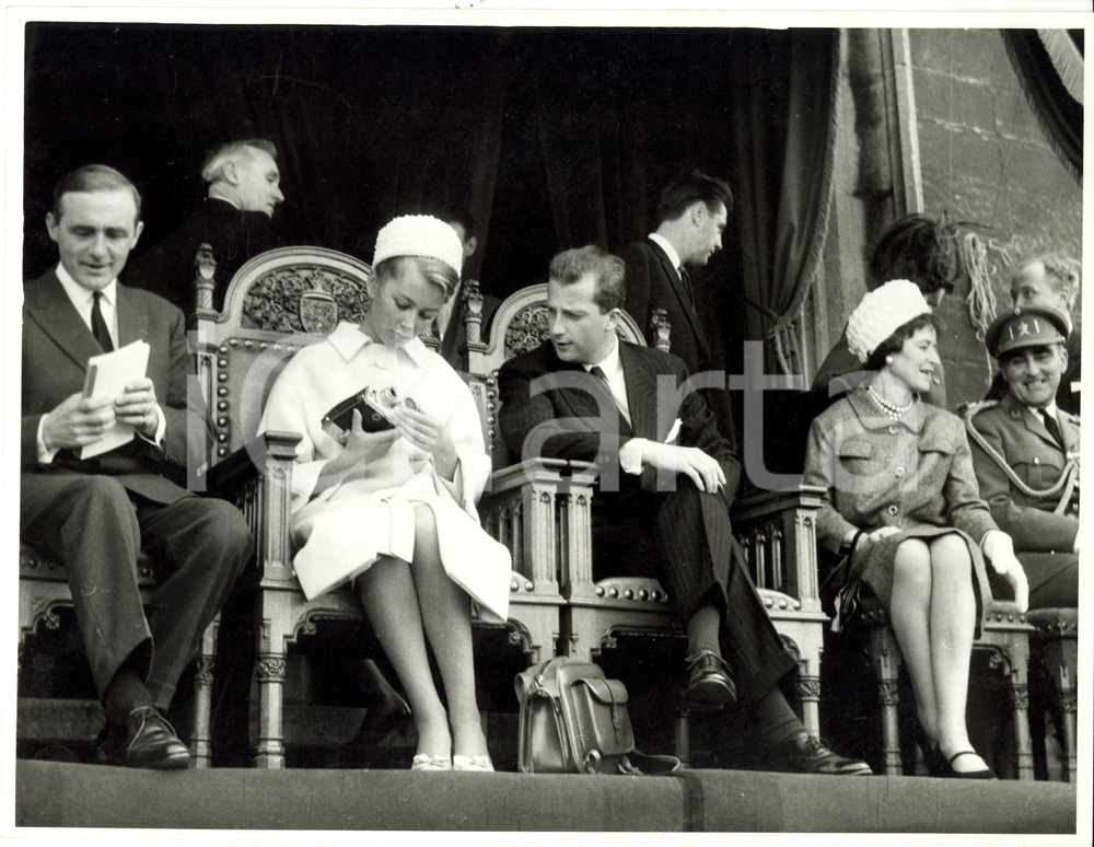 Fotografia d epoca originale 1960 ca BELGIO Principe Alberto e Principessa Paola invitati corsa cavalli Foto 1