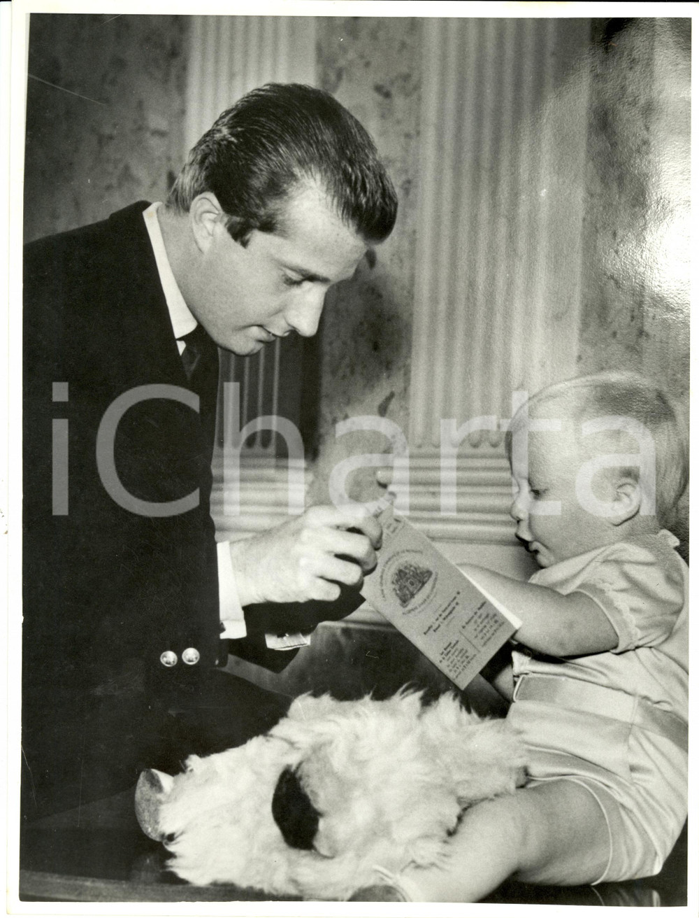 Fotografia d epoca originale 1960 ca BRUXELLES Principe Alberto BELGIO gioca con figlio Filippo Fotografia 1