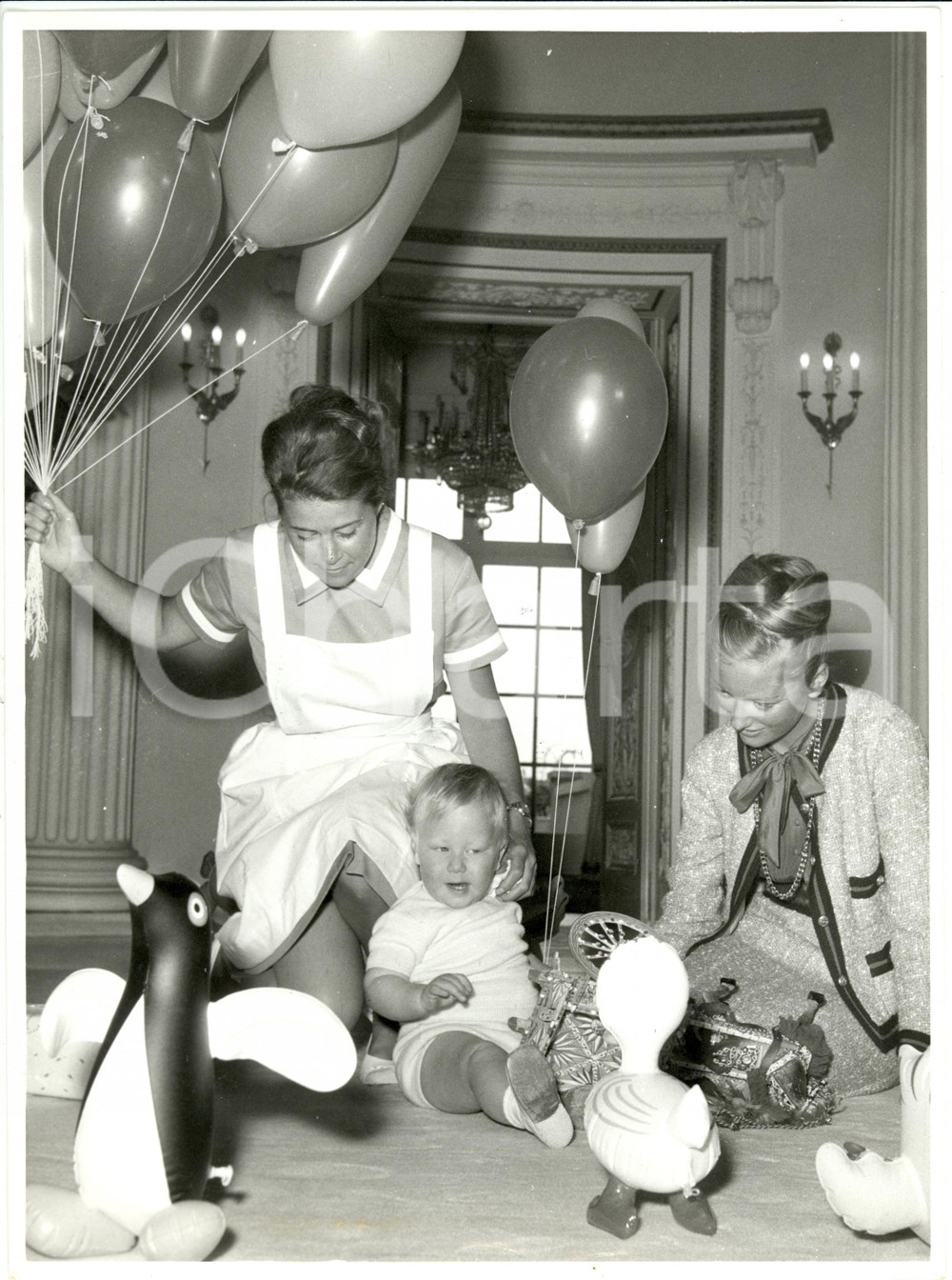 Fotografia d epoca originale 1960 ca BRUXELLES Paola del BELGIO con il figlio Filippo e i suoi giochi Foto 1