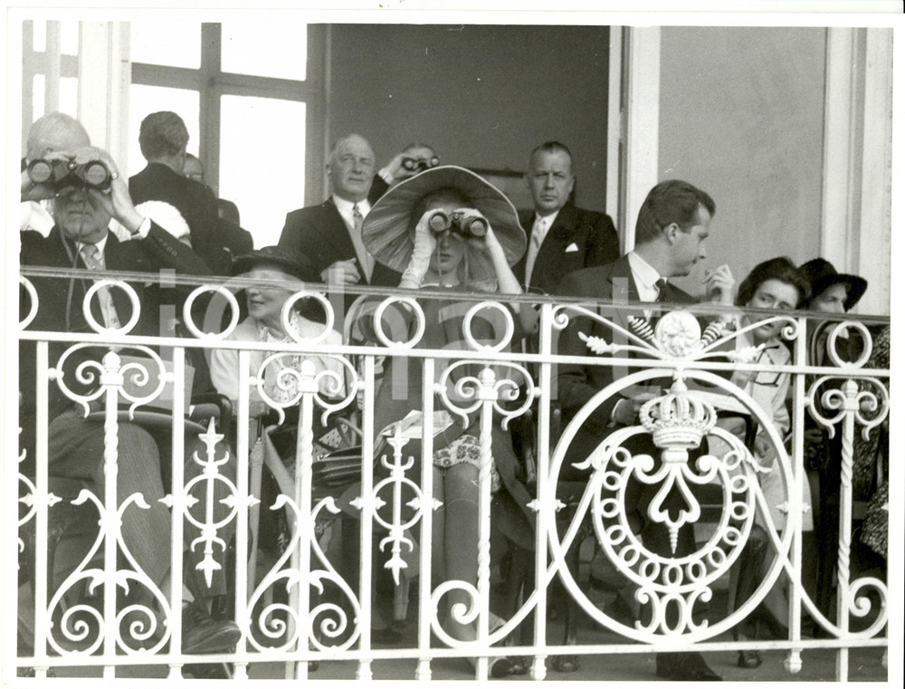 Fotografia d epoca originale 1961 WATERMAELBOITSFORT Ippodromo Alberto e Paola del BELGIO in tribuna Foto 1