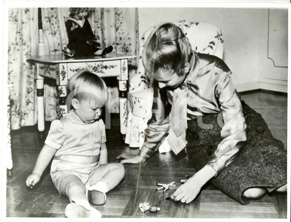 Fotografia d epoca originale 1960 ca BRUXELLES Paola del BELGIO gioca con suo figlio Filippo Foto DANNEGGIATA 1