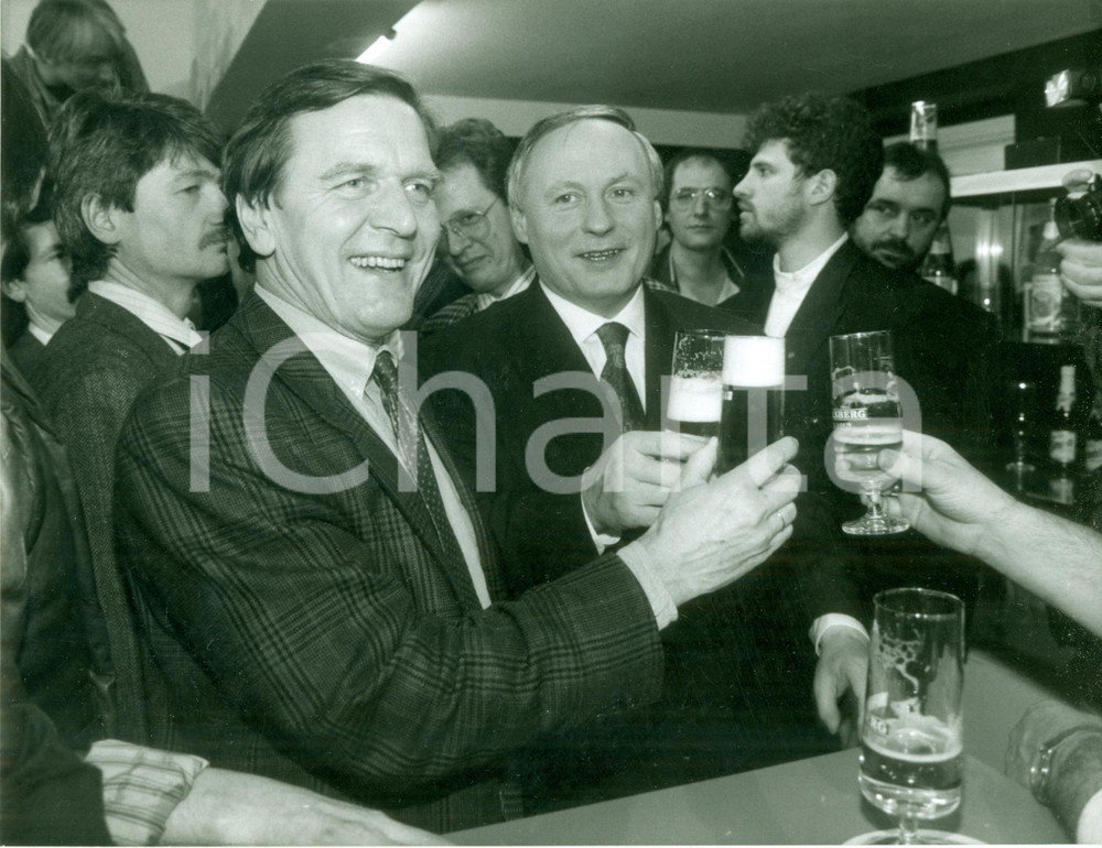 Fotografia d epoca originale 1990 BONN DE Oskar LAFONTAINE Gerhard SCHRODER brindano all elezione FOTO 1