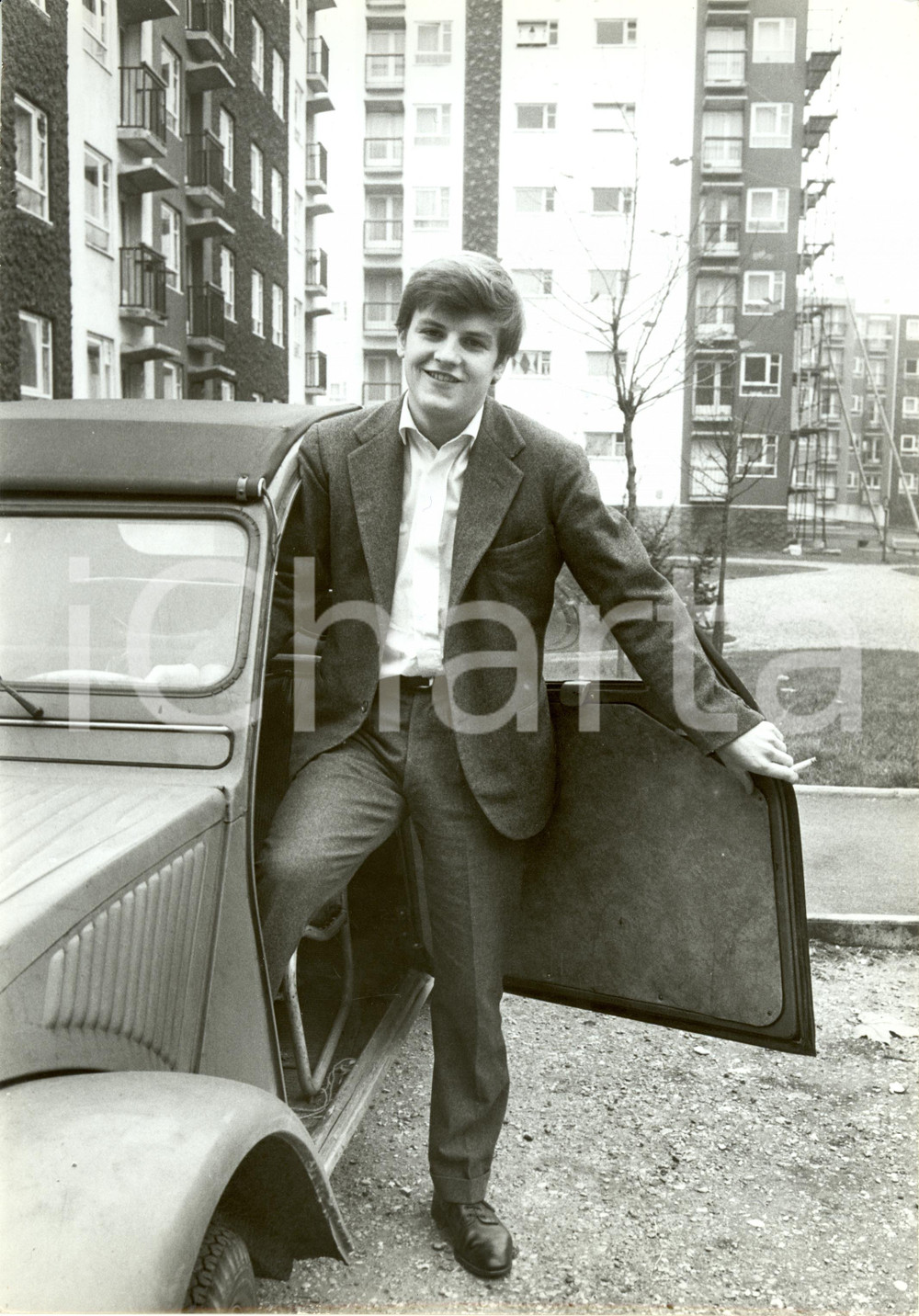 Fotografia d epoca originale 1960 ca FRANCIA Jacques PERRIN scende dalla sua CITROEN 2CV Foto 18 x 25 cm 1