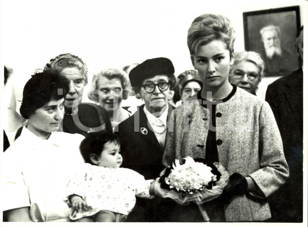 Fotografia d epoca originale 1960 ca BRUXELLES Principessa Paola BELGIO visita asilo quartiere LES MAROLLES 1 1