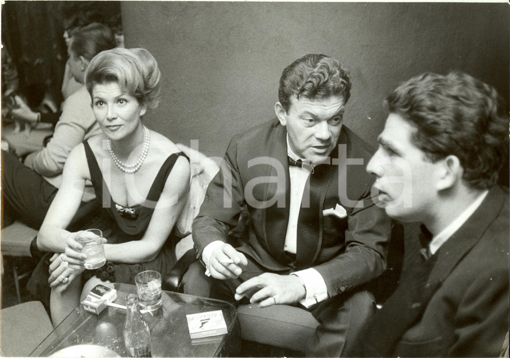 Fotografia d epoca originale 1960 ca FRANCIA Georges ULMER fuma sigarette GITANES con amici Foto 26 x 18 cm 1