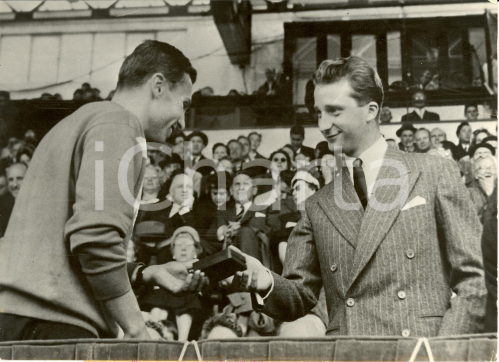 Fotografia d epoca originale 1957 BRUXELLES B Principe Alberto premia Eric BATTISTA atleta salto triplo 1