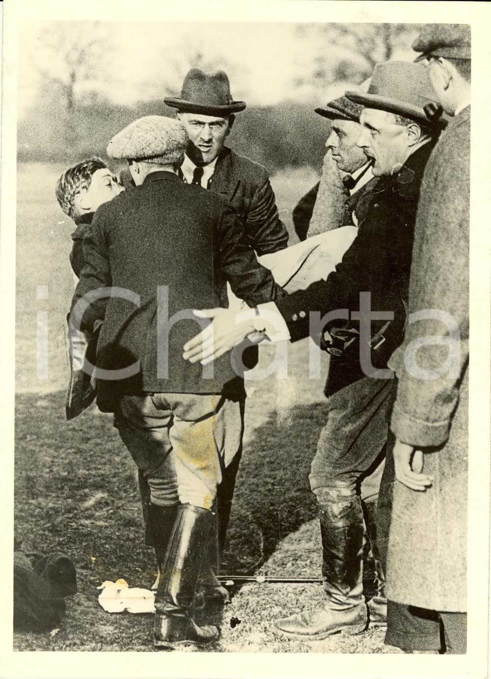 Fotografia d epoca originale 1930 ca UK Principe del GALLES soccorso dopo caduta da cavallo Fotografia 1